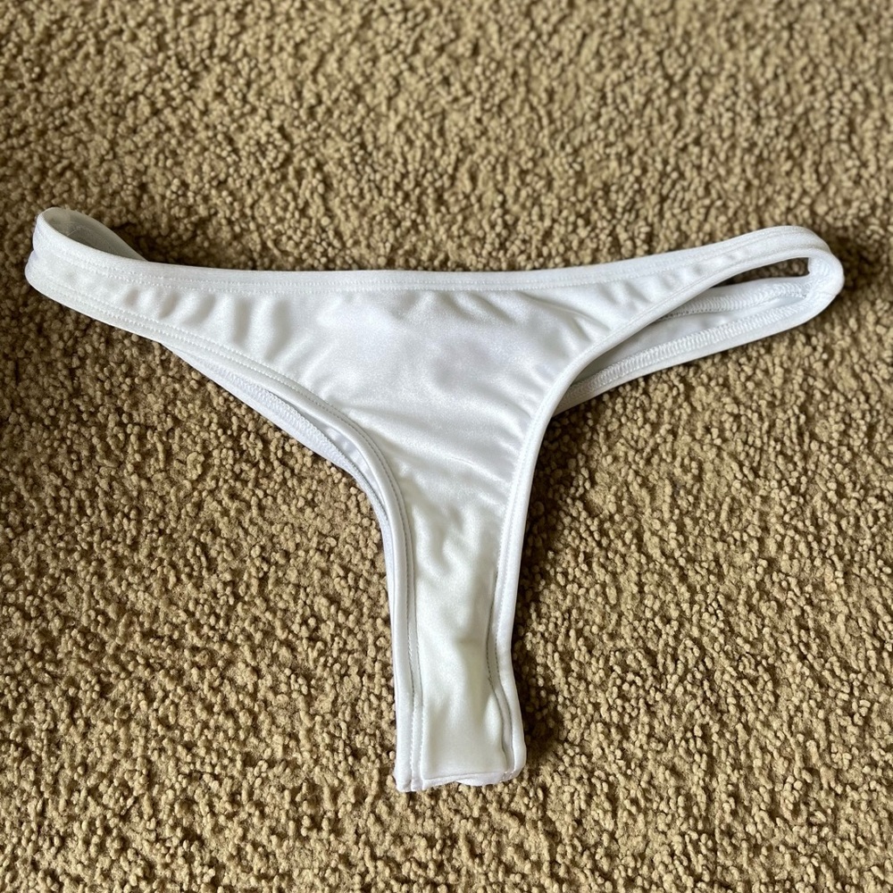 WHITE CHEEKY BIKINI BOTTOMS